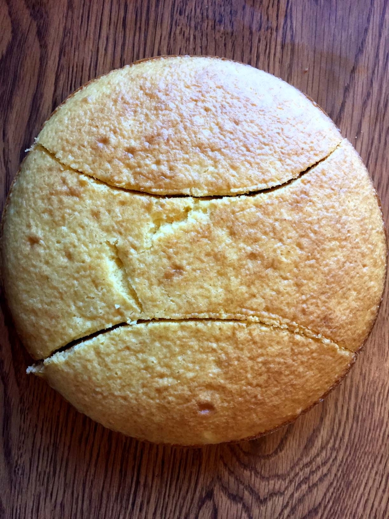 Cut the round cake to make a rabbit