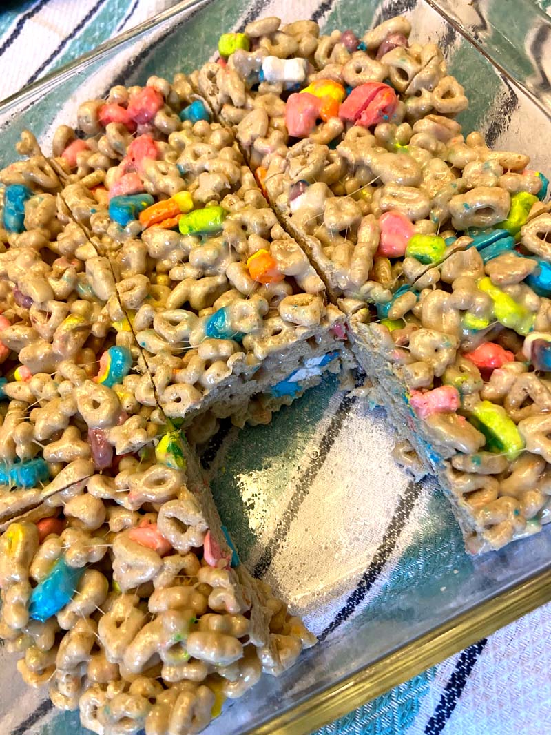 These Lucky Charms rice crispie treats are amazing! So easy to make these homemade lucky charms bars! I\'m drooling! 