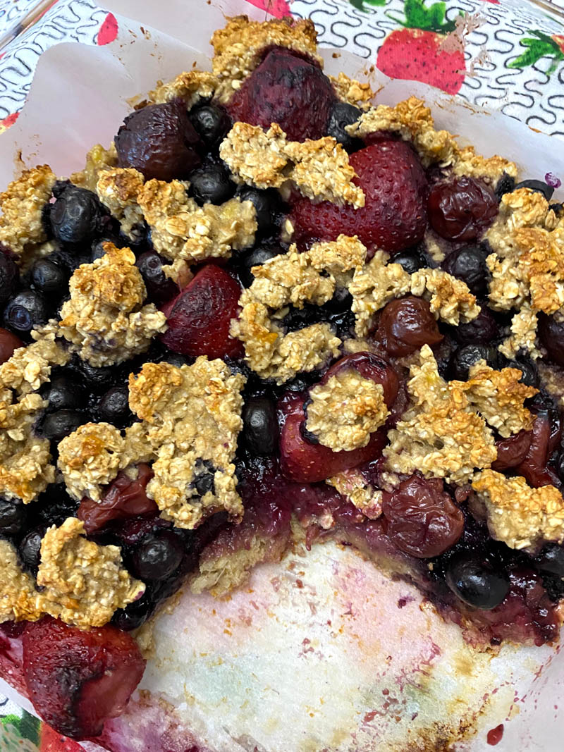 This healthy baked oatmeal recipe with frozen berries is amazing! So easy to make, healthy and delicious! This baked oatmeal with frozen berries will become your favorite breakfast!