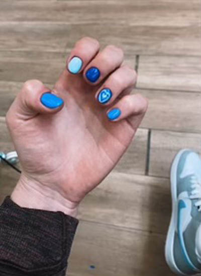 blue gradient valentine's nails design for February