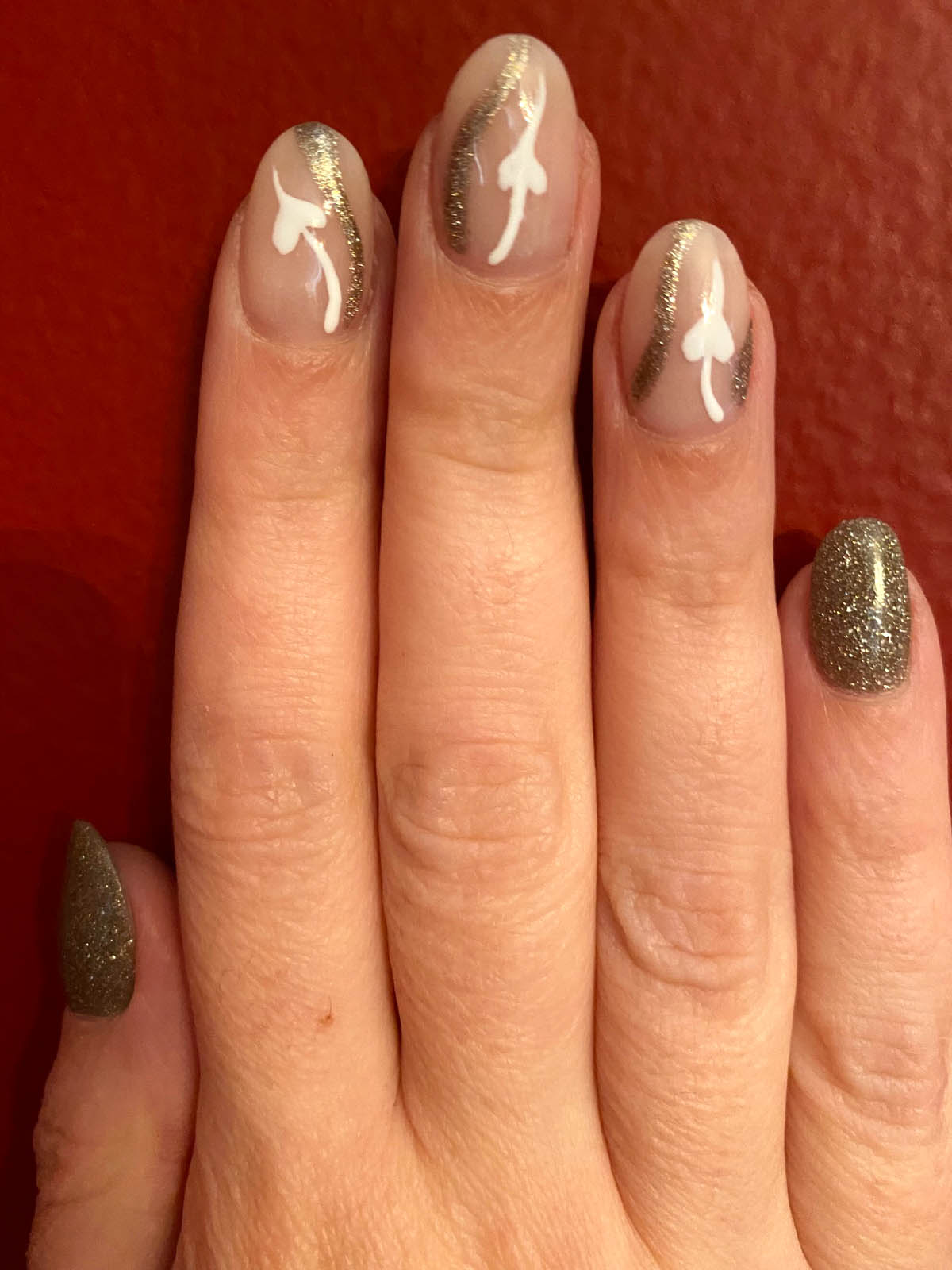 gold and white christmas nails ideas