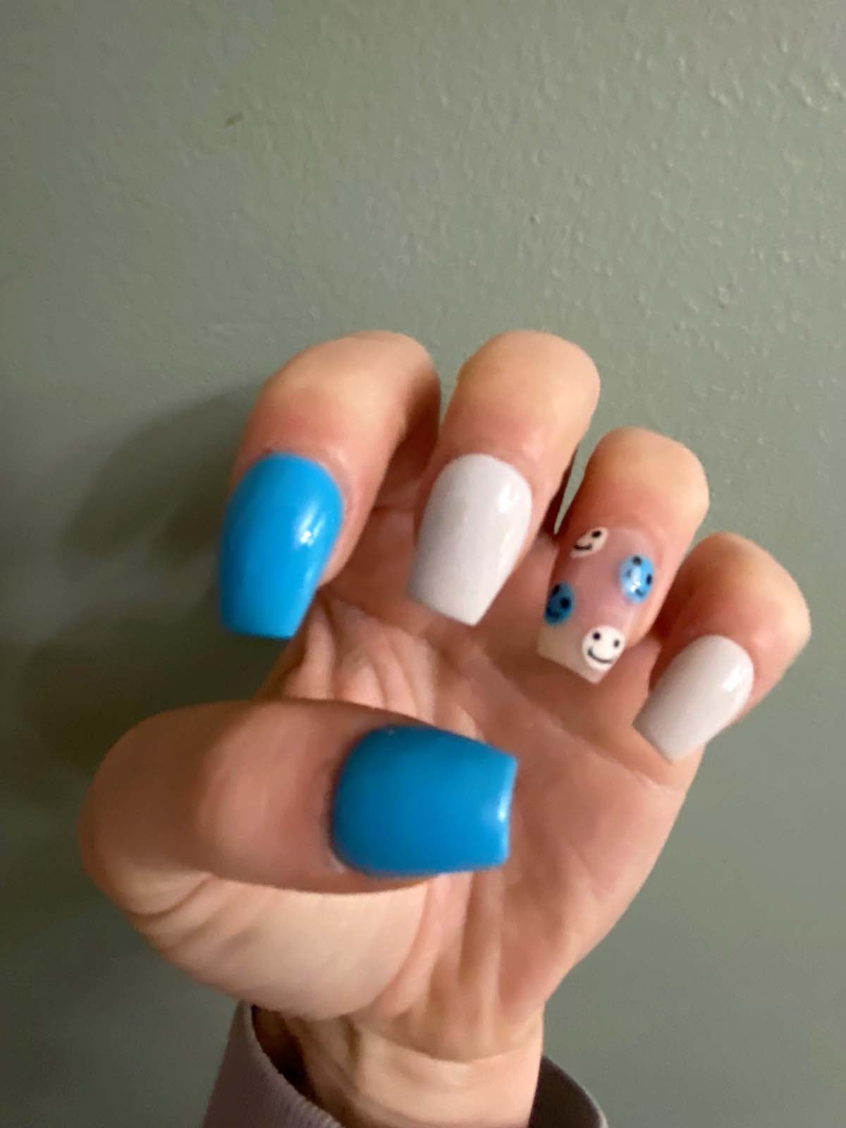 Smiley face nail art inspo 