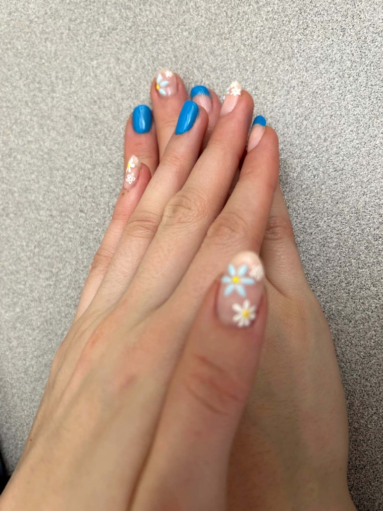 Blue daisy nails