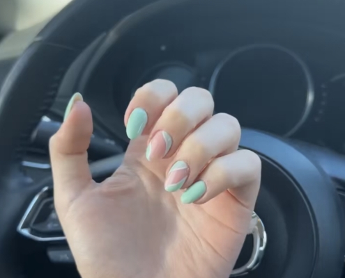 Pastel green nails