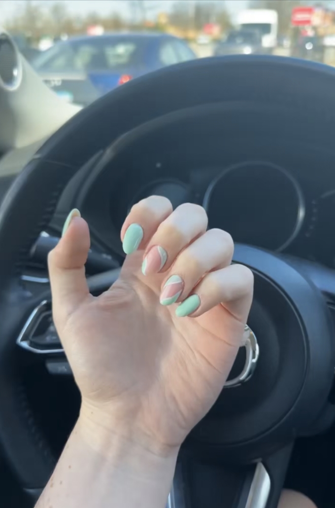 Pastel green nails