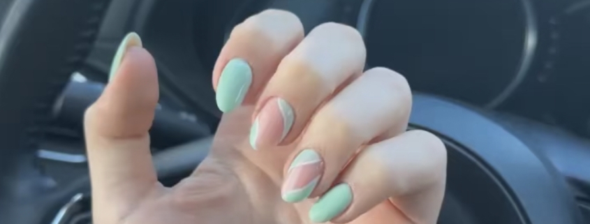 Pastel green nails