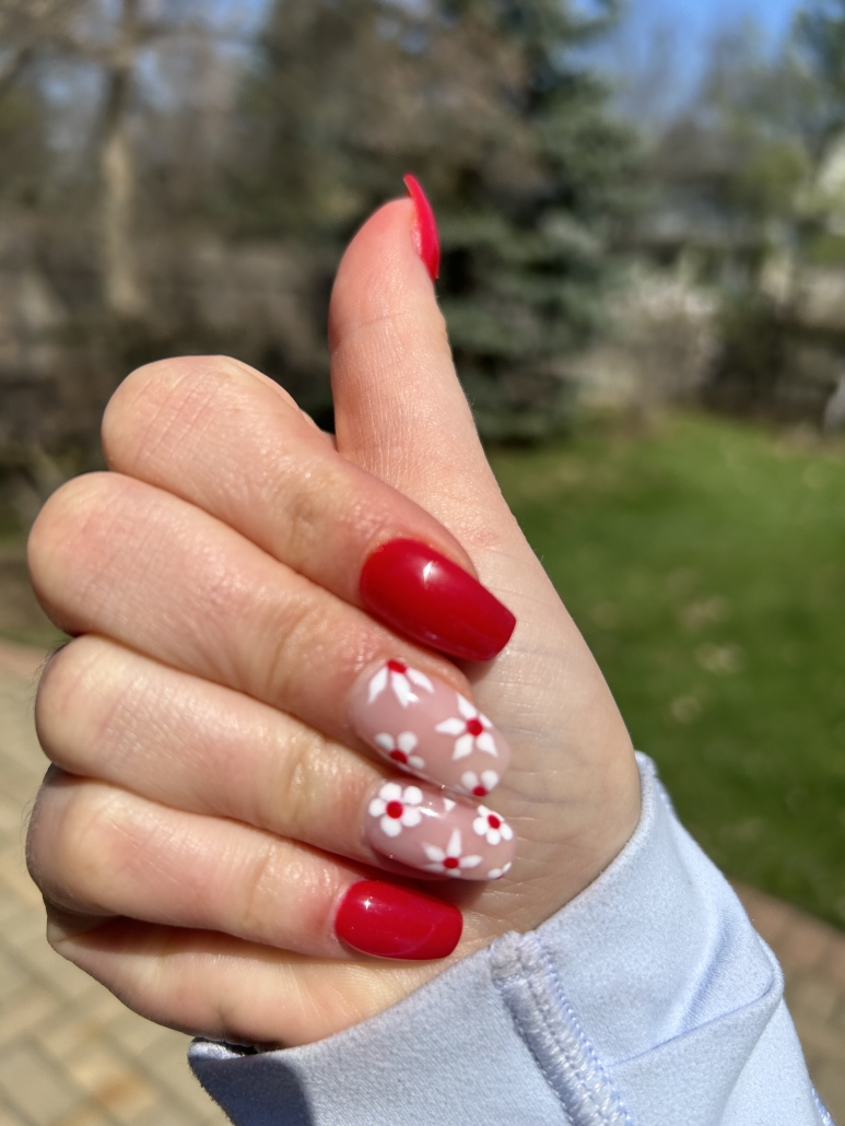 Red nails daisies
