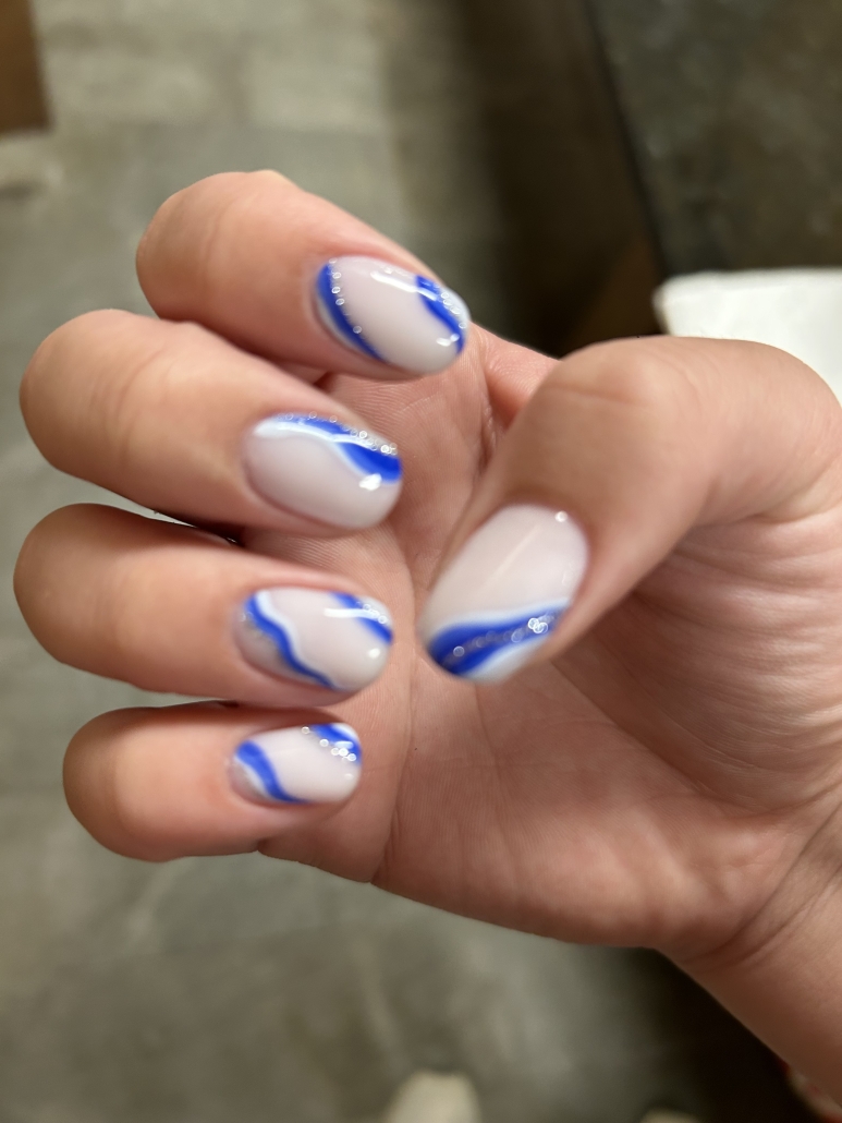 Blue nails with swirls