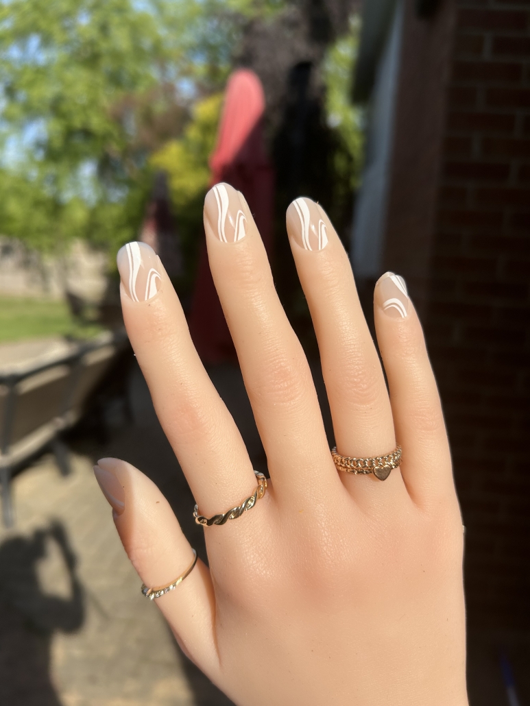 White swirl nails short