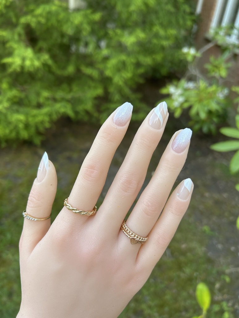 Trendy line nails 