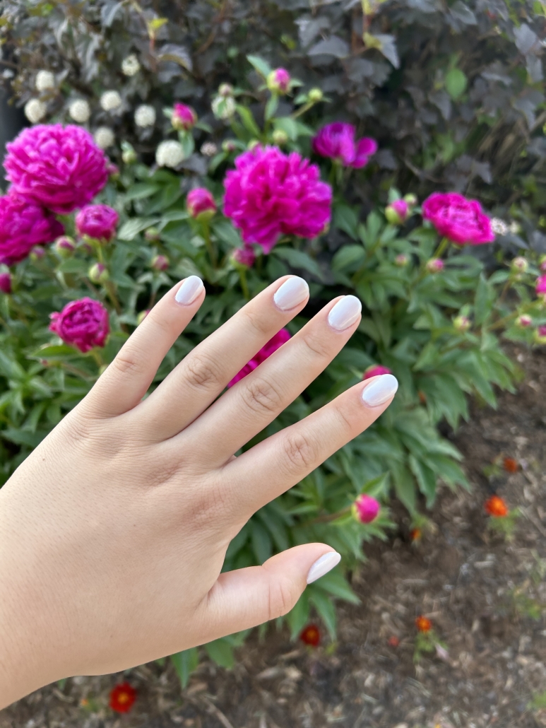 White nails chrome powder 