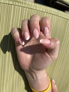 Short Classy French Tip Nails with White Flowers